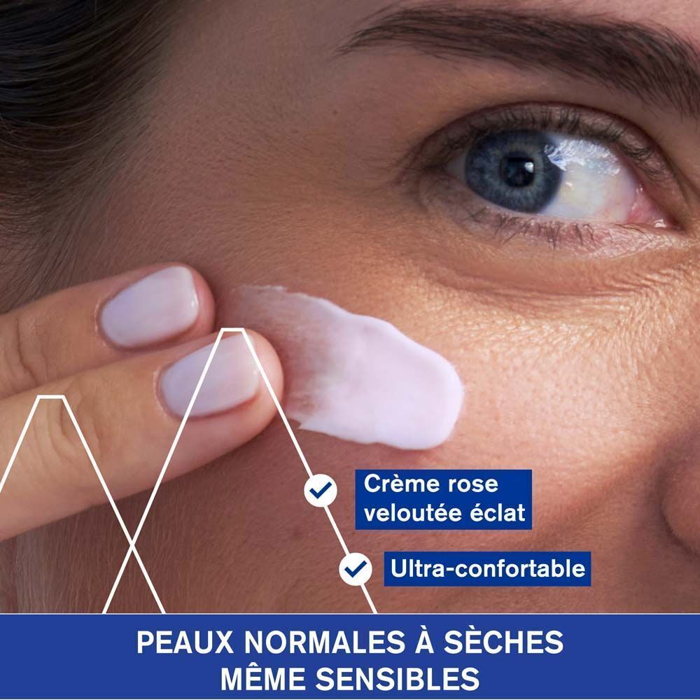 Visage avec crème. Texte : Crème rose veloutée éclat, Ultra-confortable. Pour peaux normales à sèches.