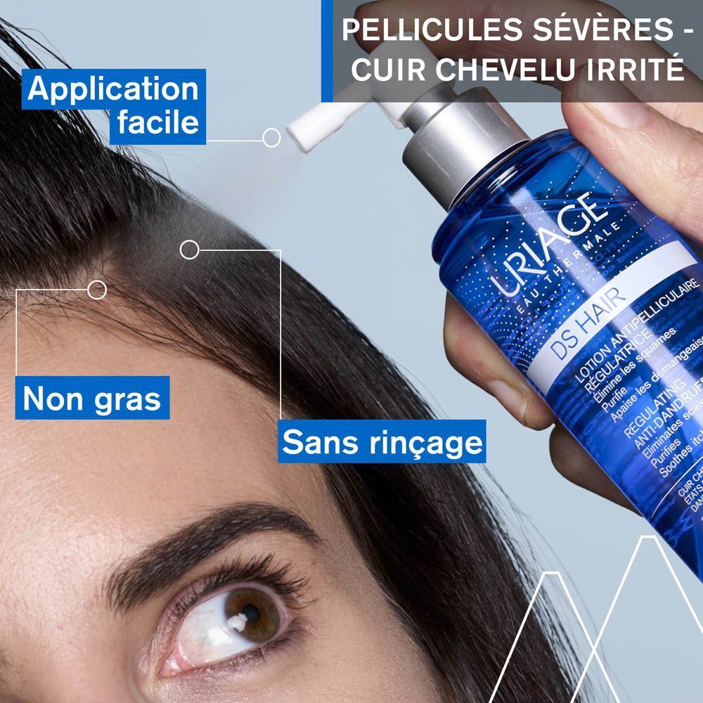 Femme vaporisant URIAGE DS HAIR Lotion Spray sur le cuir chevelu. Texte: Application facile, Non gras, Sans rinçage.