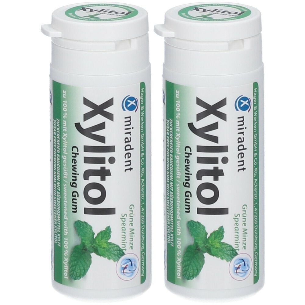 Deux flacons blancs avec étiquette verte. Inscription : Xylitol Chewing Gum, Menthe verte. Marque : miradent.