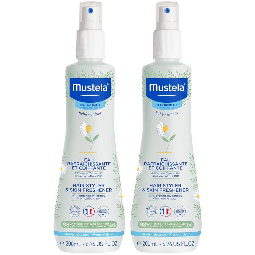 Deux flacons vaporisateurs Mustela. Inscription: Eau Rafraîchissante et Coiffante, Hair Styler & Skin Freshener. 98% ingrédients d'origine naturelle. Pour bébé-enfant.