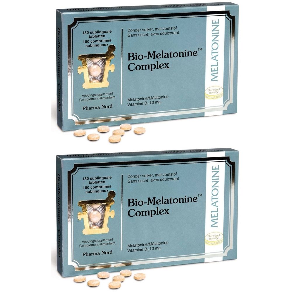 Deux boîtes de Bio-Melatonine Complex. Inscription : 180 comprimés, mélatonine, vitamine B. Quelques comprimés sont à côté.