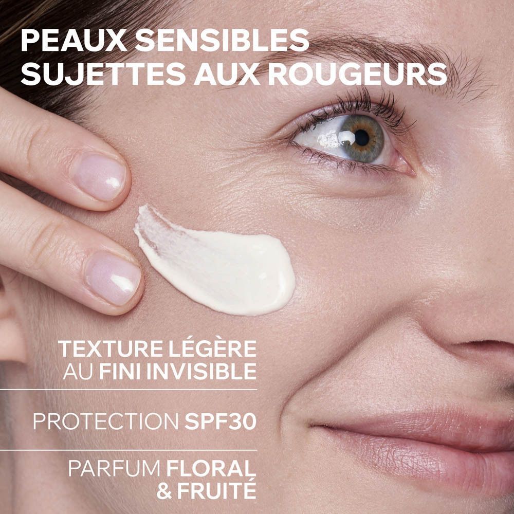 Visage de femme avec crème sur la peau. Texte: Texture légère, SPF30, parfum floral.