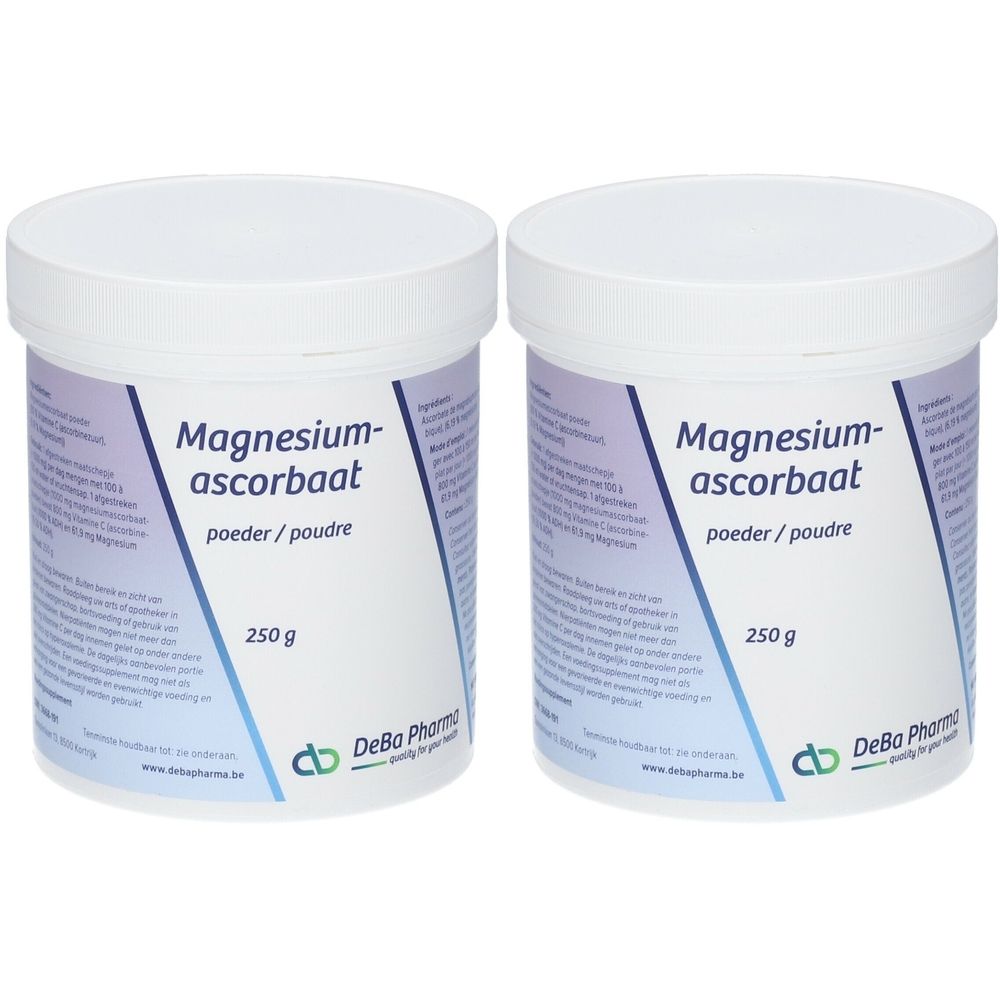 Deux pots blancs avec couvercles. Inscription : Magnesiumascorbaat, poeder/poudre, 250 g. Logo DeBa Pharma.