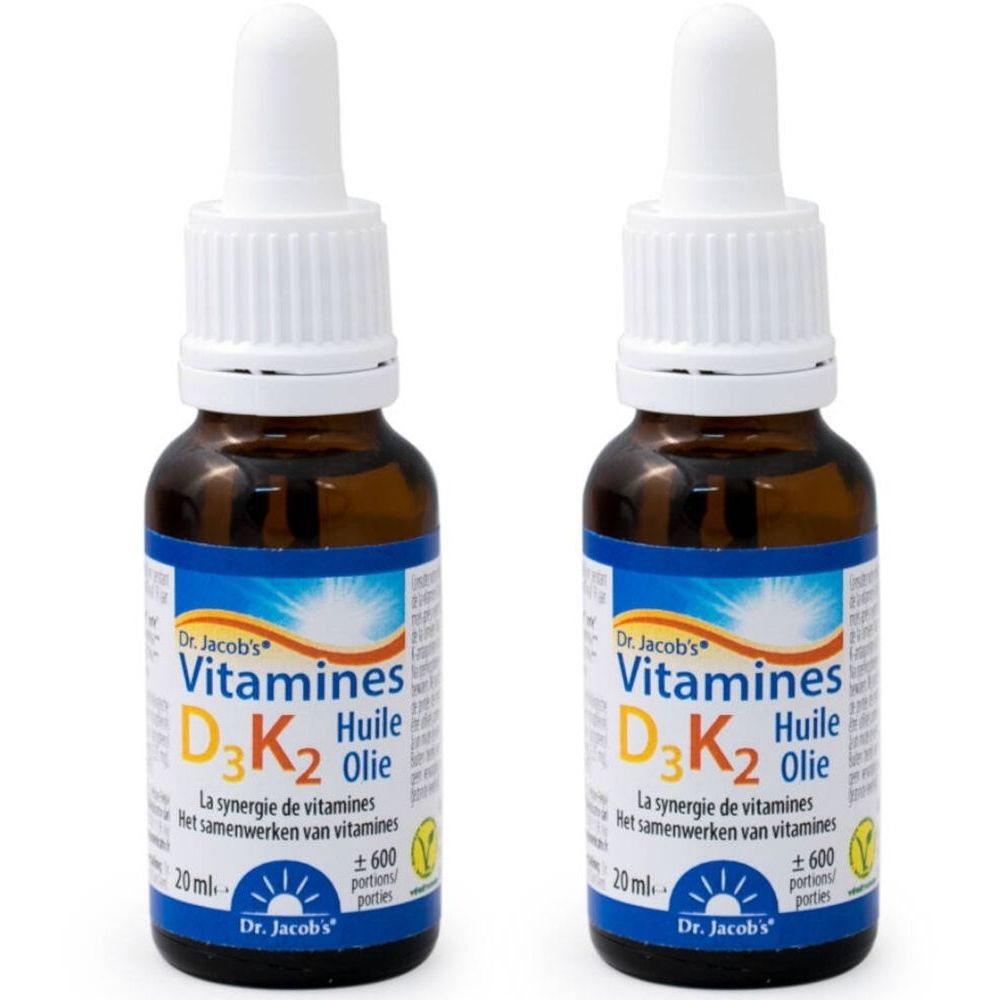 Deux flacons avec compte-gouttes. Inscription : Dr. Jacob's Vitamines D3 K2 Huile Olie. Flacons en verre brun avec bouchon blanc.
