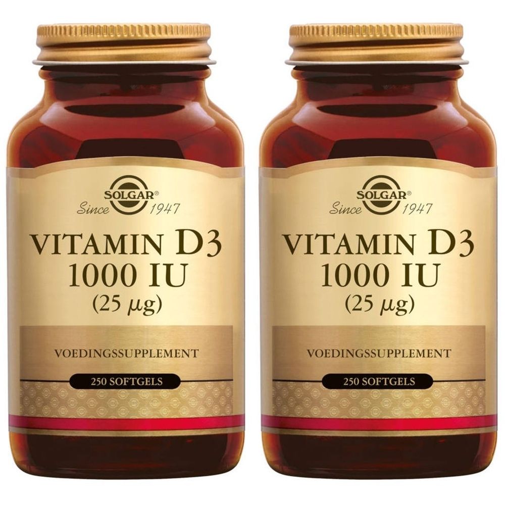 Deux flacons de Solgar Vitamine D3 1000 UI. Flacons en verre brun avec bouchons dorés. Inscription : Vitamine D3, 25 µg, 250 gélules.