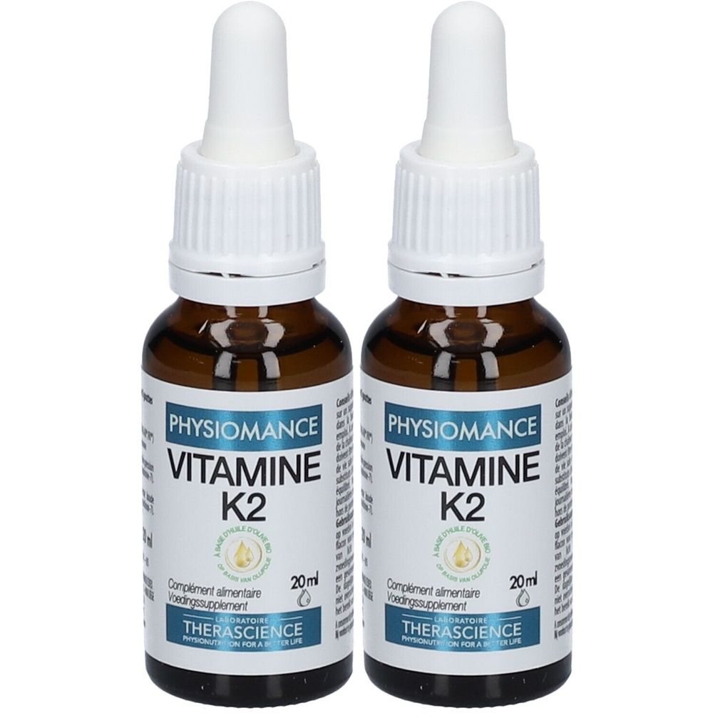 Deux flacons de PHYSIOMANCE Vitamine K2. Flacons en verre brun avec bouchons et pipettes blancs. Inscription : 20ml.