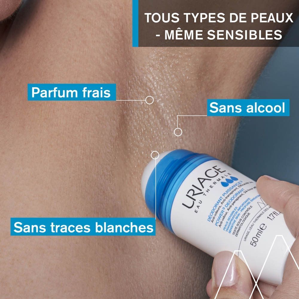 Déodorant roll-on blanc avec bouchon bleu. Inscription : URIAGE Eau Thermale, Power3 Déodorant, 50ml. Légère éclaboussure.