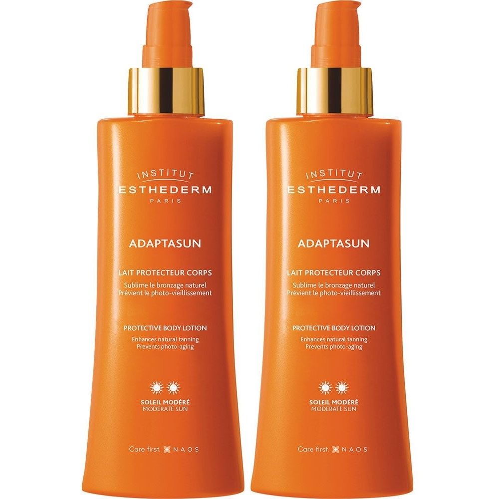 Deux flacons orange avec pompe. Inscriptions: INSTITUT ESTHEDERM, ADAPTASUN, LAIT PROTECTEUR CORPS, PROTECTIVE BODY LOTION. Soleil modéré.