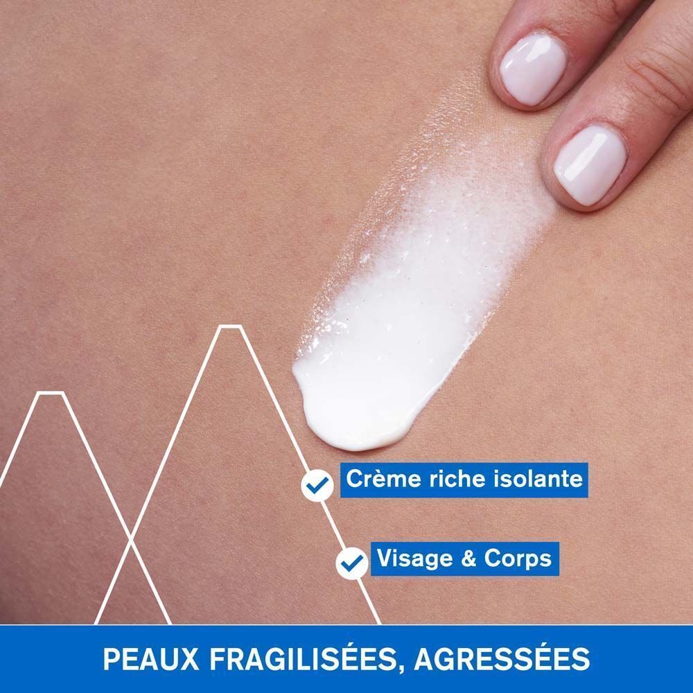 Gros plan d'une main appliquant de la crème sur la peau. Texte: Crème riche isolante, Visage & Corps.
