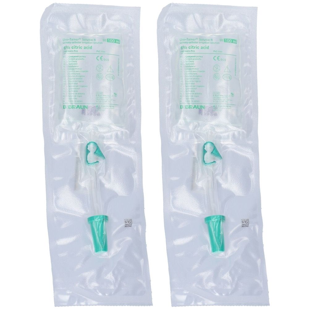 Deux poches médicales emballées. Emballage transparent, éléments verts. Impressions avec texte. Logo B. Braun.