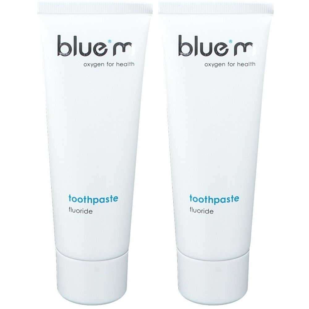 Deux tubes de dentifrice. Inscription : blue®m, oxygen for health, dentifrice, fluorure. Tubes blancs avec texte bleu.