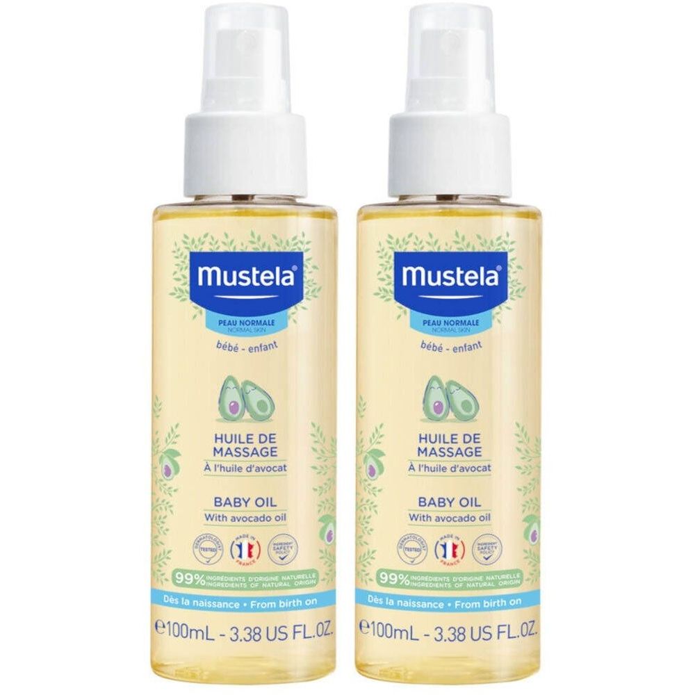 Deux flacons d'huile pour bébé avec vaporisateur. Inscription : Mustela, Huile de massage, Baby Oil. Contient de l'huile d'avocat. 99% d'ingrédients d'origine naturelle.