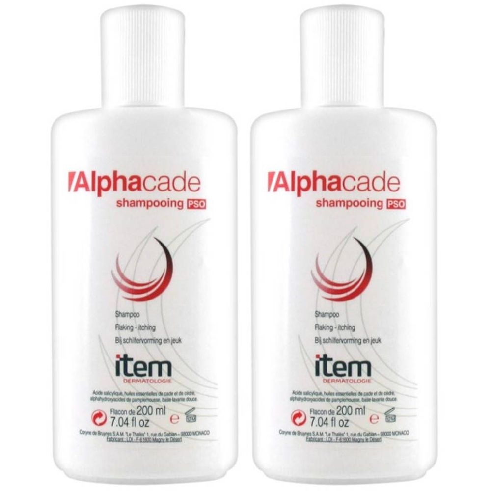 Deux flacons blancs de shampooing AlphaCade. Inscription et logo rouges. Texte : Shampooing, démangeaisons, squames. Bouchons blancs.