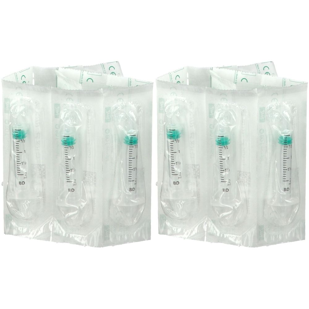Plusieurs seringues jetables stériles emballées individuellement. Cylindres transparents avec pistons verts. Graduations imprimées.