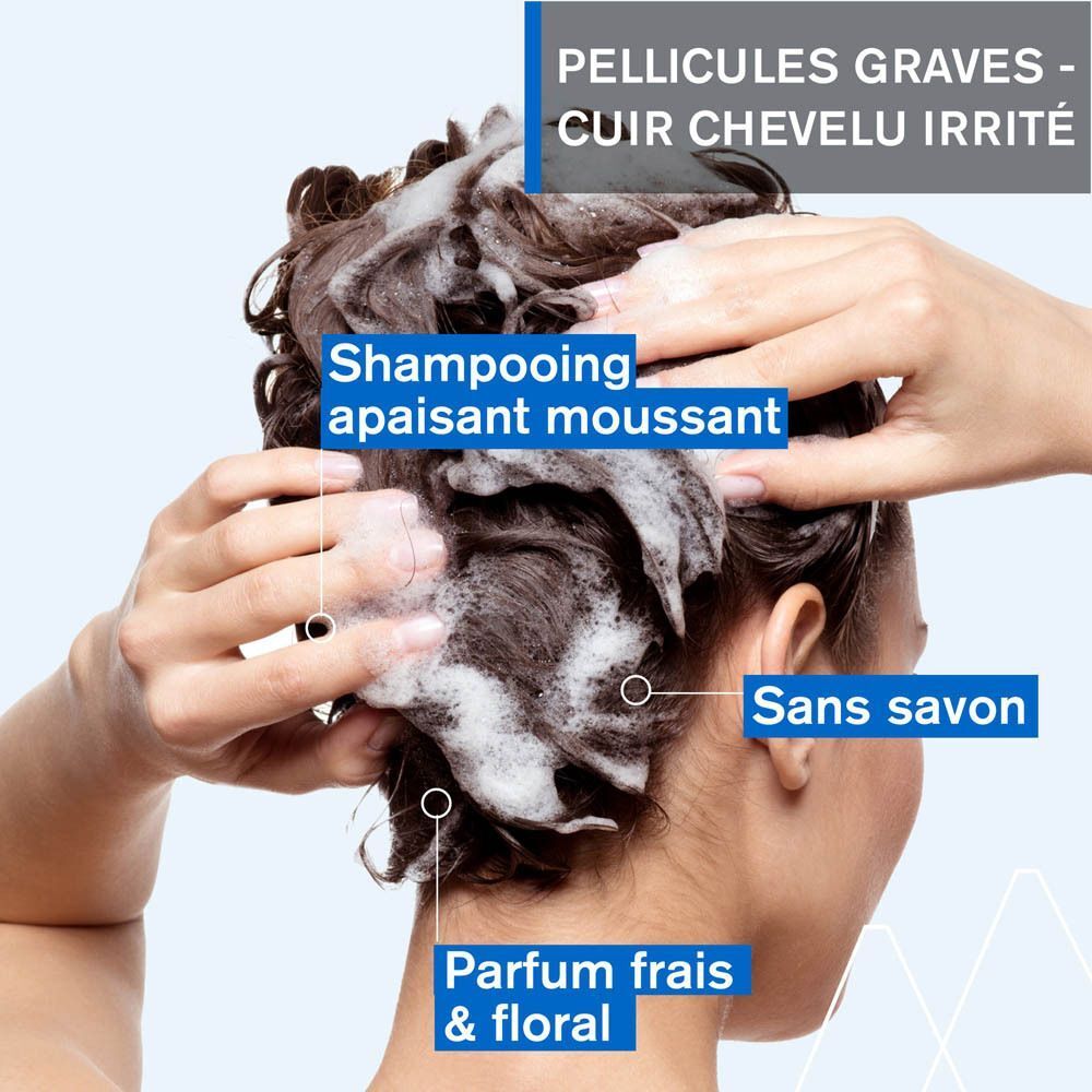 Personne se lave les cheveux avec de la mousse. Texte: Shampooing apaisant moussant, Sans savon, Parfum frais & floral.