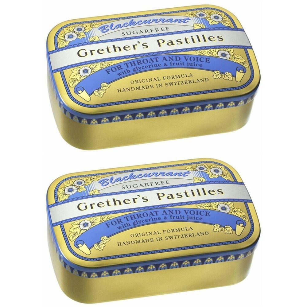 Deux boîtes de pastilles dorées avec des inscriptions bleues et blanches. Inscription : Grether's Pastilles, Blackcurrant, sans sucre.