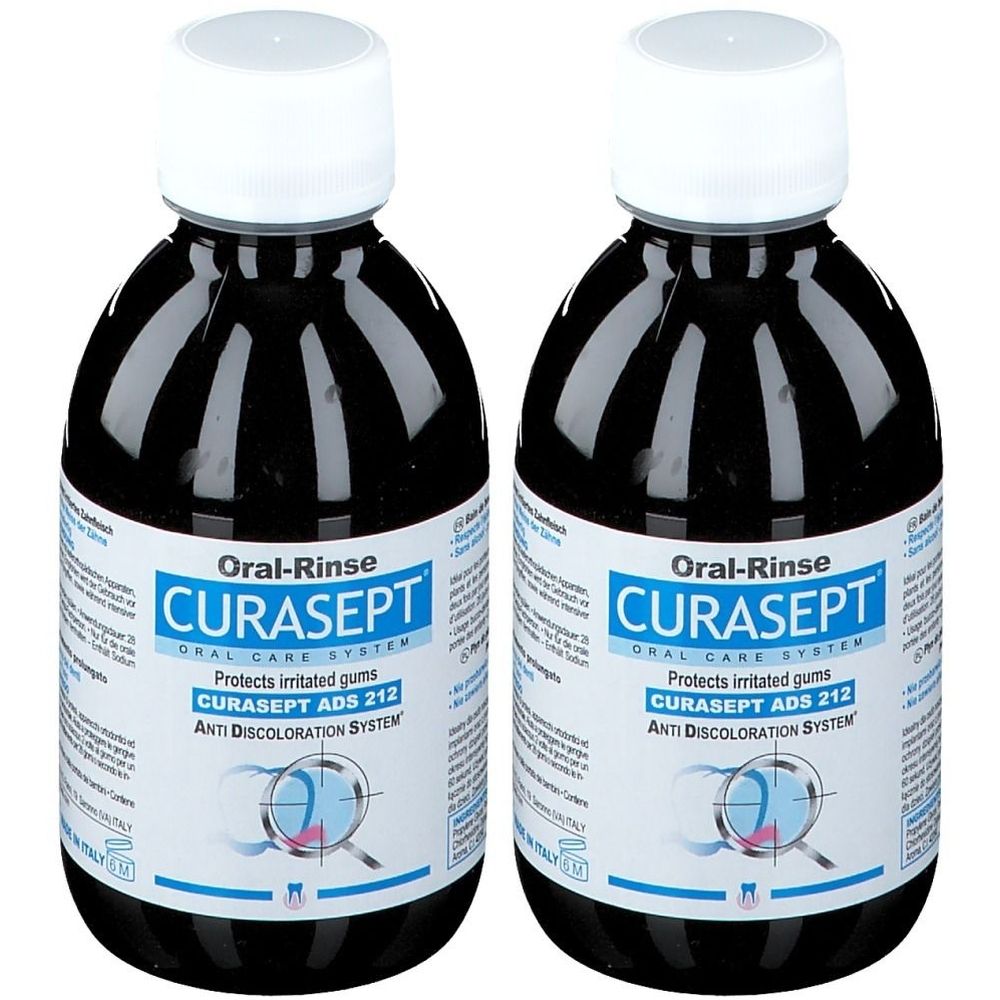 Deux flacons de bain de bouche. Liquide noir dans des flacons transparents avec des bouchons blancs. Inscription : CURASEPT, Oral-Rinse.