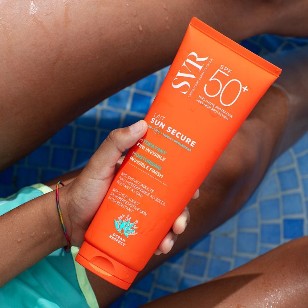 Un tube de Lait SVR SUN SECURE SPF 50+ et une trace de crème blanche sur fond bleu.