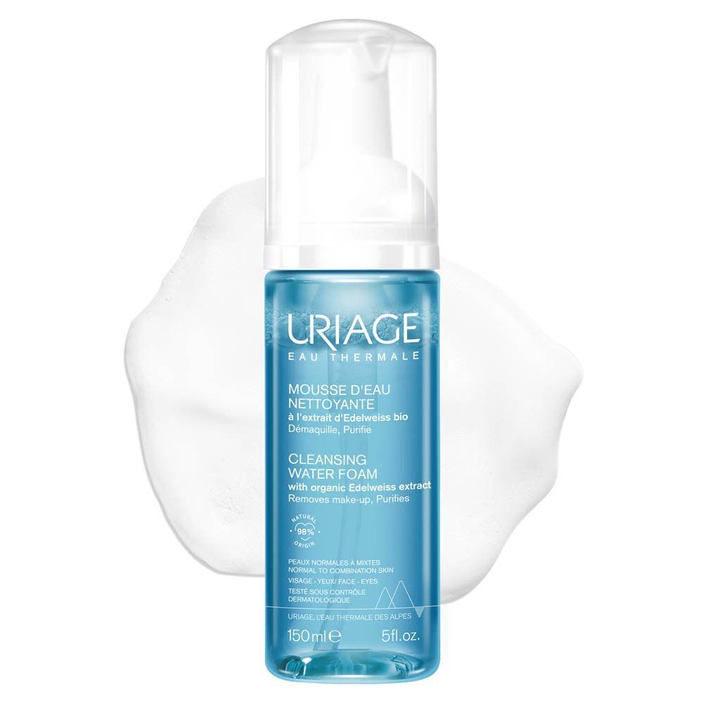 Une bouteille de Mousse d'Eau Nettoyante Uriage. Mousse appliquée sur le visage. Texte: Mousse d'Eau Nettoyante.