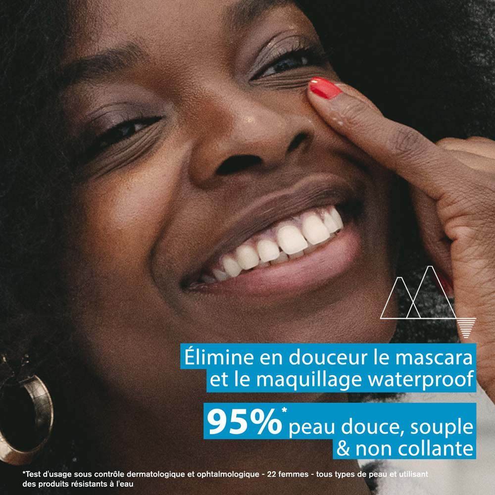 Une femme souriante touche son œil. Texte: Elimine en douceur le mascara et le maquillage waterproof.