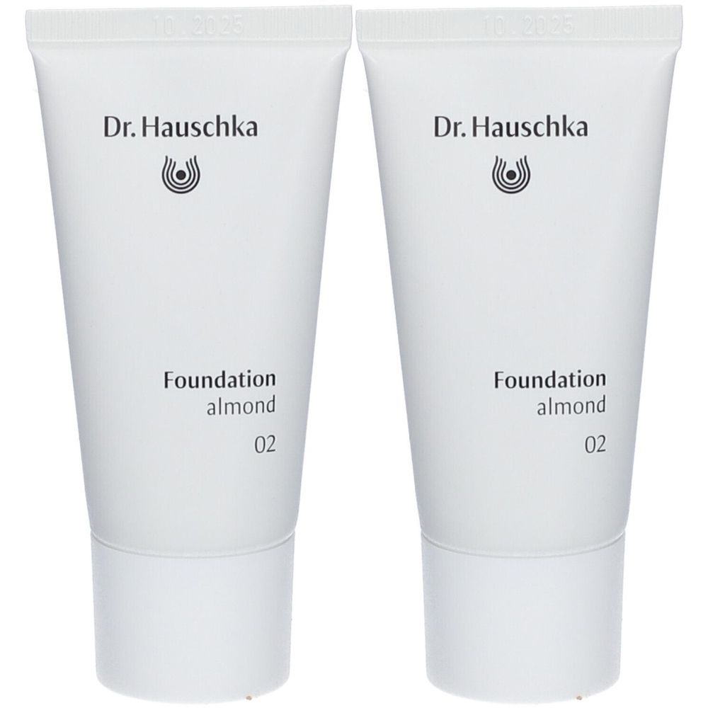 Deux tubes de fond de teint. Inscription : Dr. Hauschka, Foundation almond 02. Emballage blanc.