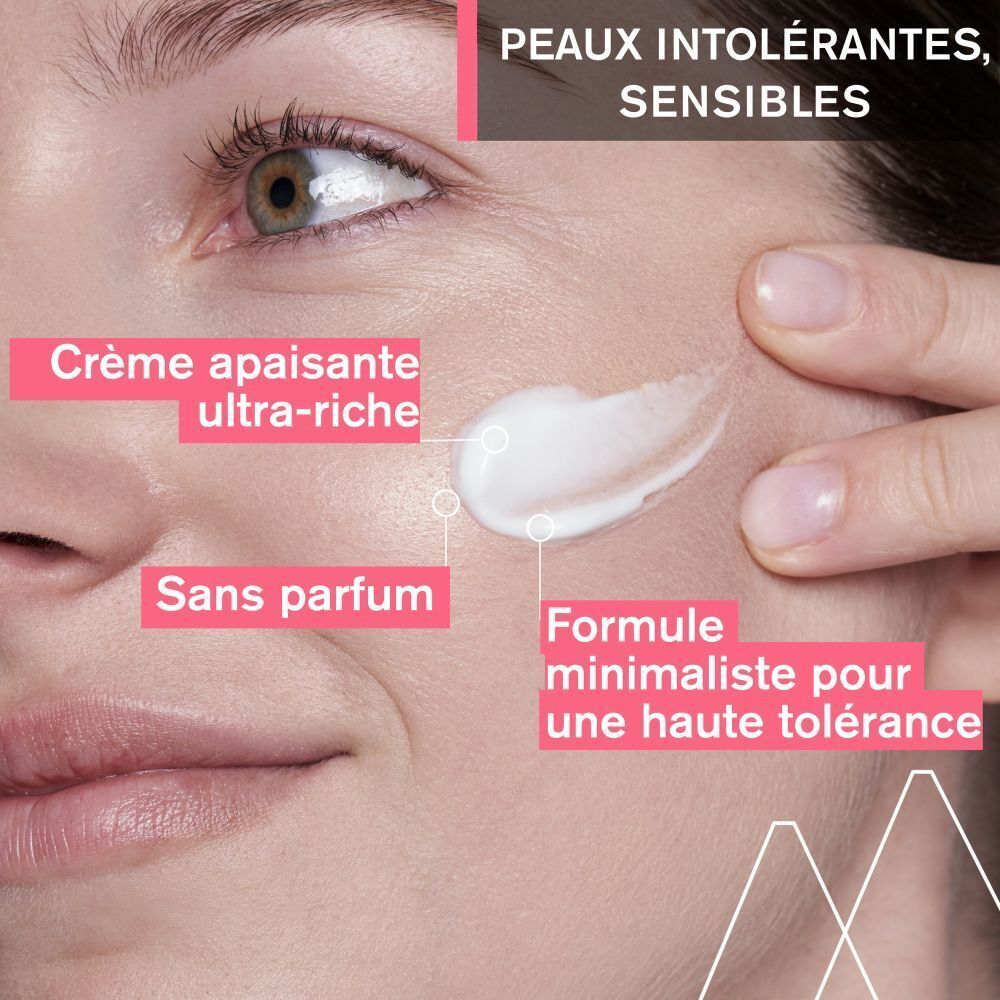 Visage avec crème. Texte : Crème apaisante ultra-riche, Sans parfum, Formule minimaliste.