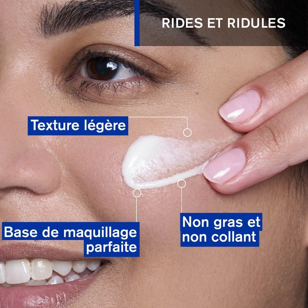 Gros plan d'une femme appliquant de la crème sur son visage. Texte : Texture légère, Base de maquillage parfaite.