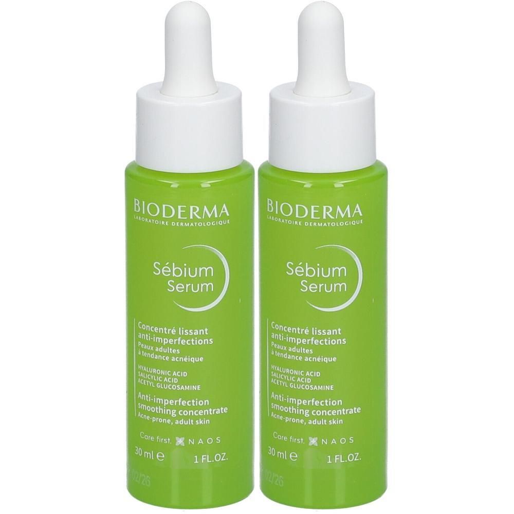 Deux flacons verts Bioderma Sébium Serum avec pipettes blanches. Texte: Sébium Serum, 30 ml, anti-imperfections.