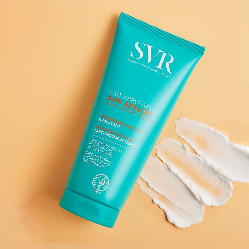 Tube turquoise avec produit blanc à côté. Inscription SVR, Sun Secure, Lait Après-Soleil. Texte en français.