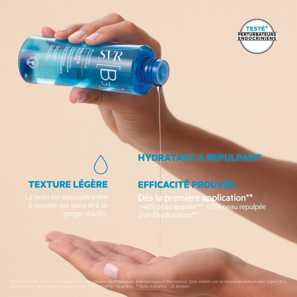 Main versant du liquide d'un flacon bleu. Inscription: SVR [B3] Essence Hydra. Texte sur l'efficacité.