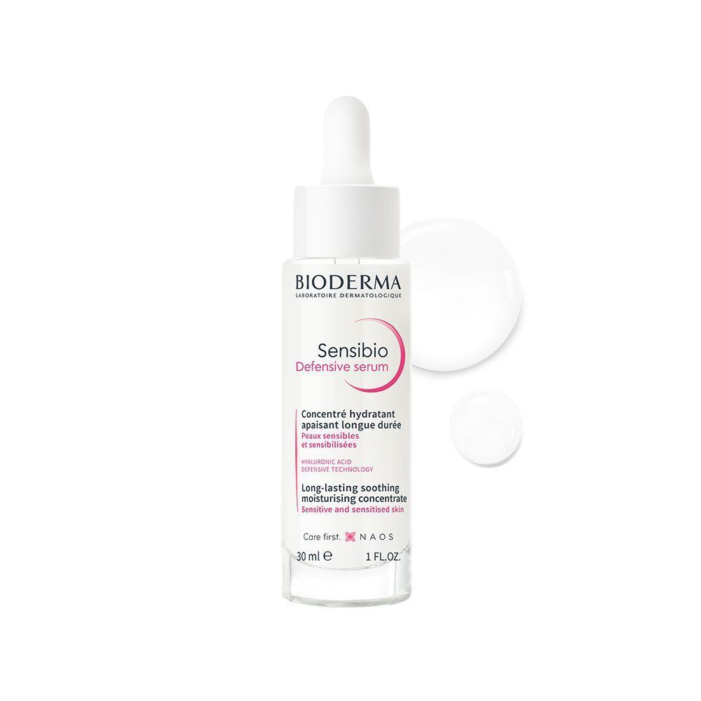 Sérum Bioderma Sensibio Defensive. Flacon blanc avec pipette. Nom et détails du produit. Deux gouttes à côté.