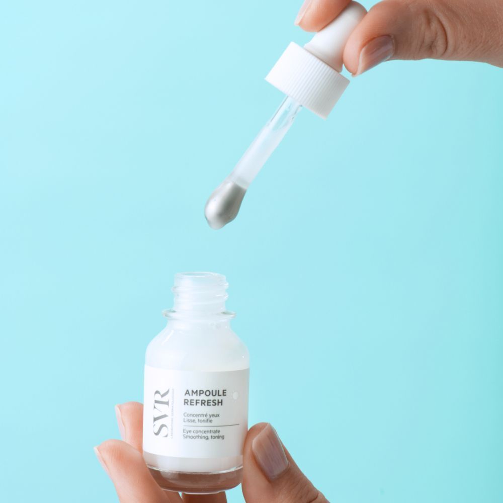 Un flacon avec bouchon blanc et étiquette. Inscription : SVR, Ampoule Refresh, Eye concentrate. Pipette tenue.