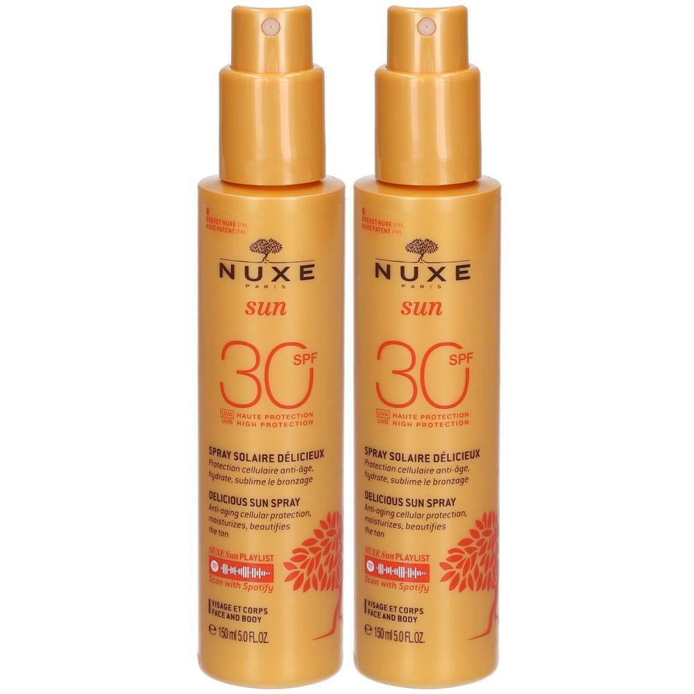 Deux flacons de Nuxe Sun Spray Solaire Délicieux SPF30. Flacons oranges avec vaporisateur. Texte: Nuxe Sun, SPF30, Spray Solaire Délicieux.
