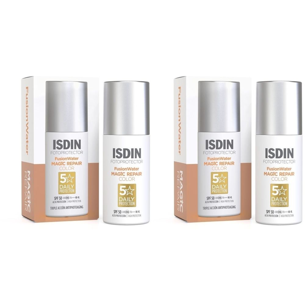 Quatre flacons de ISDIN Fotoprotector Fusion Water Magic Repair Color SPF50. Flacons blancs avec bouchons argentés dans des boîtes beiges.
