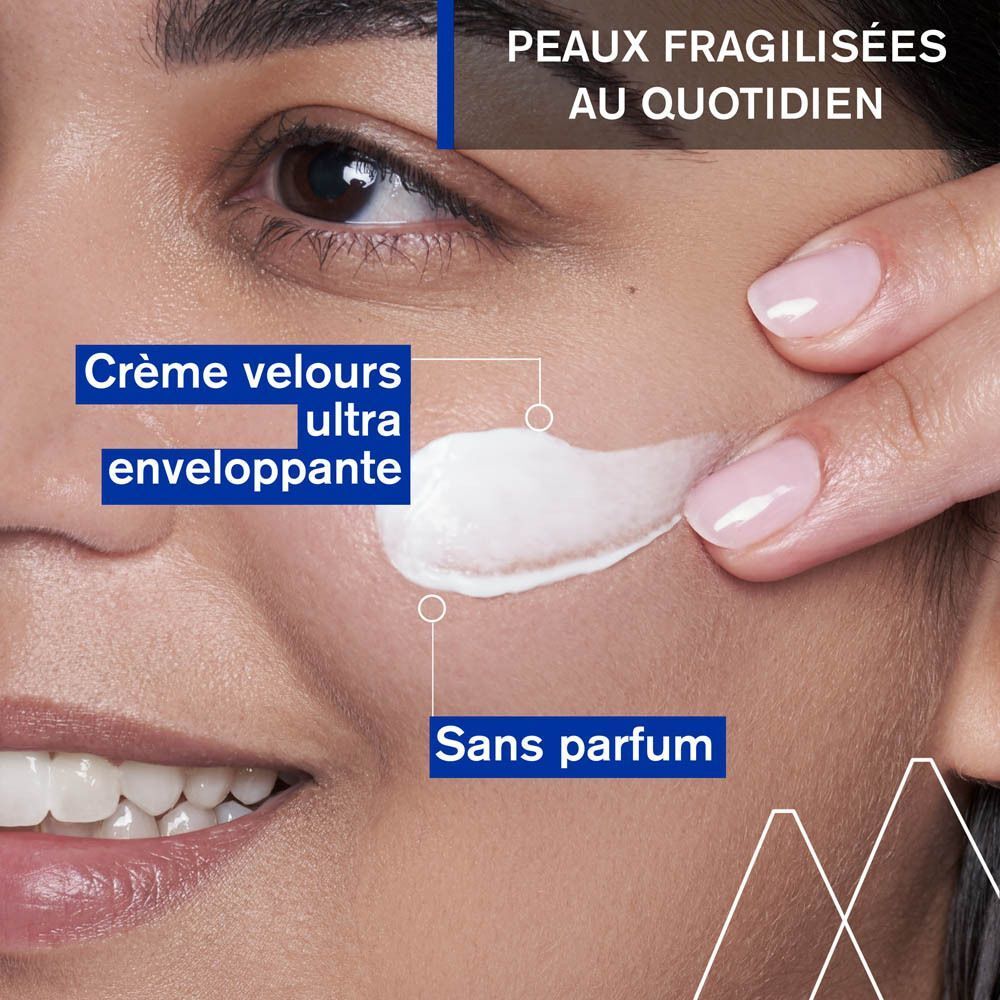 Gros plan d'une femme appliquant de la crème sur son visage. Texte: Crème velours ultra enveloppante, Sans parfum.