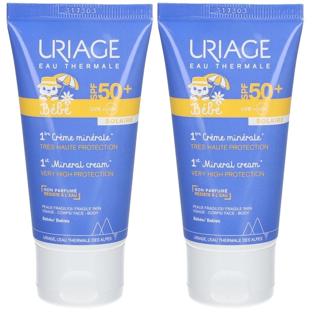 Deux tubes de crème solaire Uriage Bébé SPF50+. Tubes bleus avec bande jaune et informations produit. Crème minérale pour bébés.