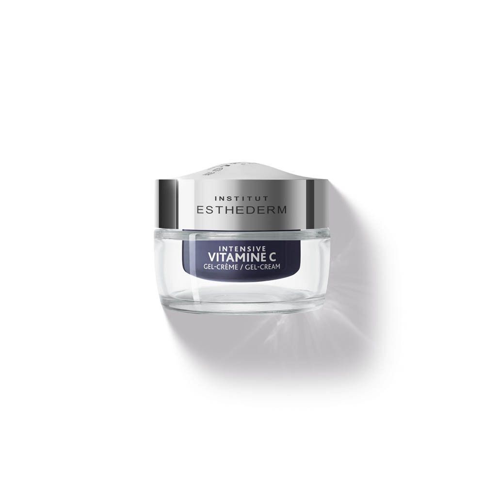Un pot de gel-crème Institut Esthederm Intensive Vitamine C. Pot transparent, couvercle argenté. Texte: Intensive Vitamine C Gel-Crème.