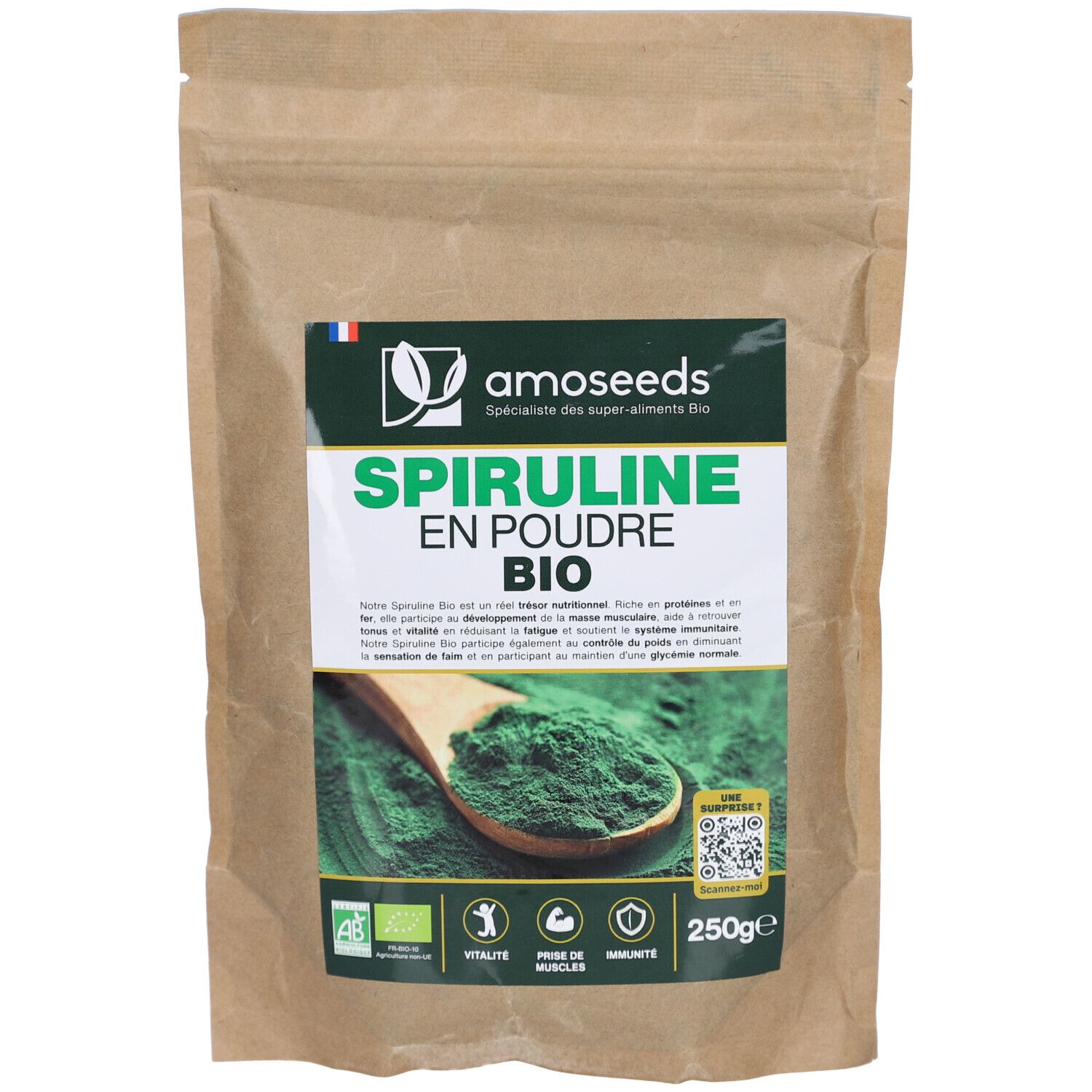 Sachet en papier brun avec étiquette verte. Inscription: AMOSEEDS Spiruline en Poudre Bio. Certification bio. Cuillère de poudre de spiruline.