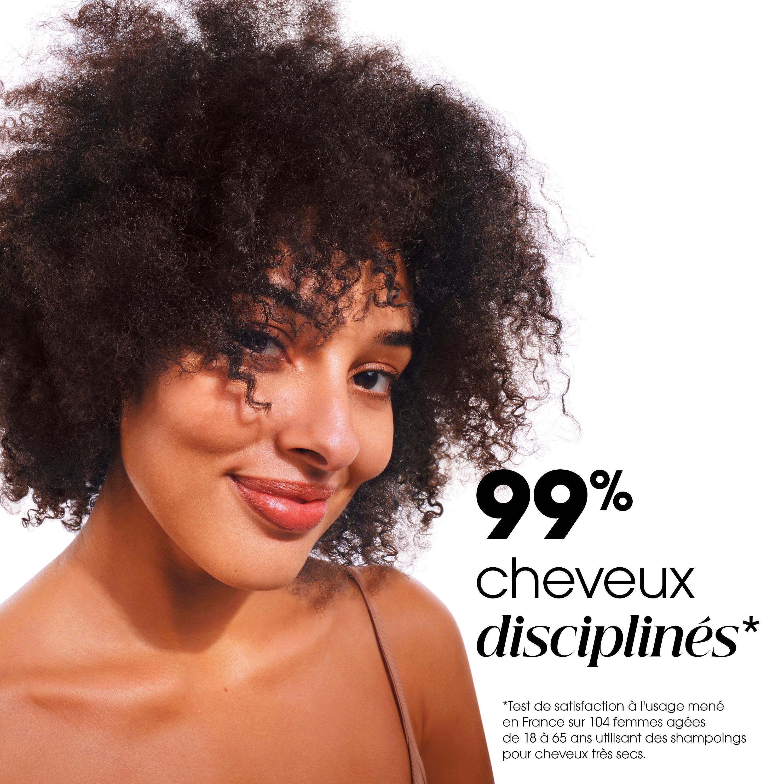 Portrait d'une femme aux cheveux bouclés. Texte : 99% de cheveux disciplinés.