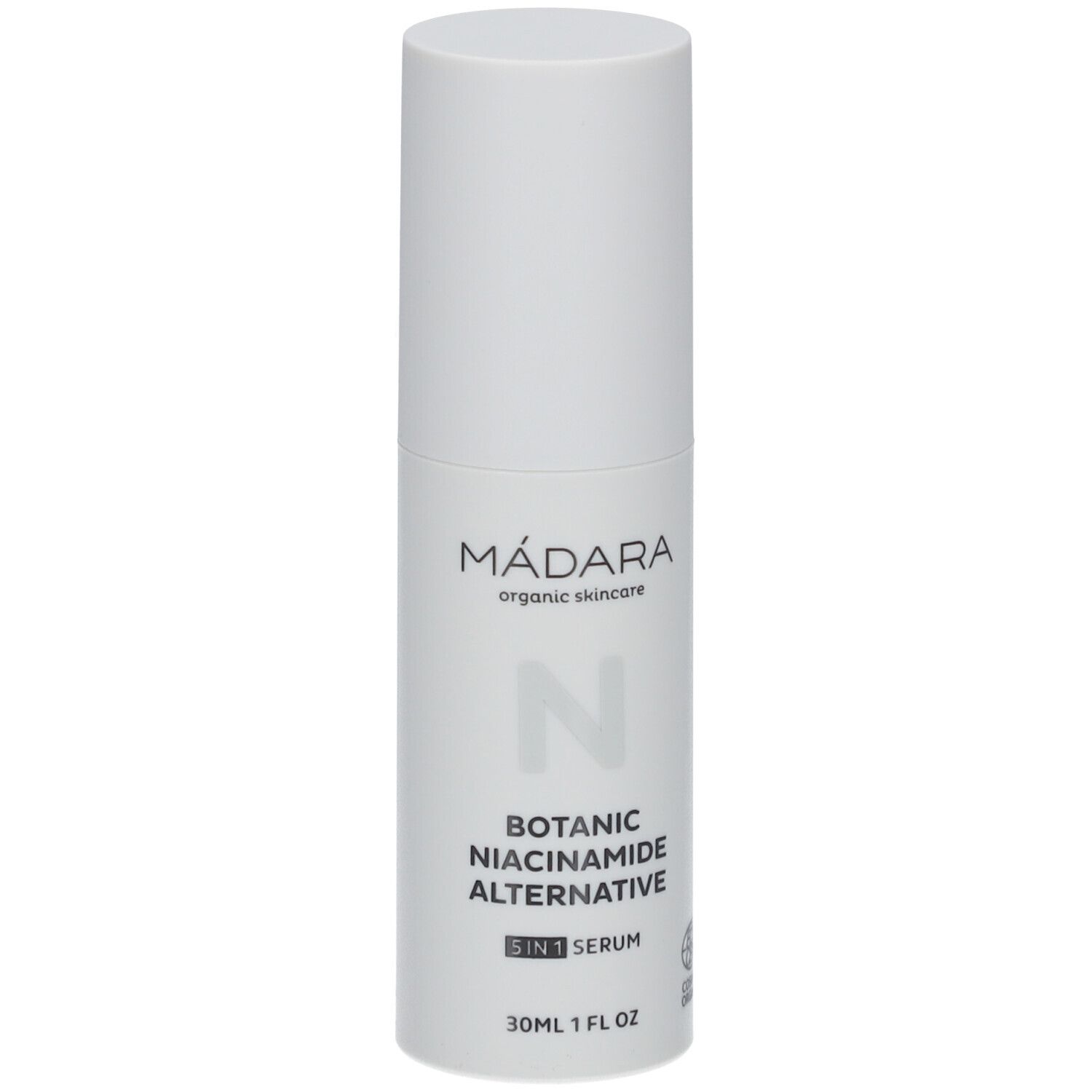 Flacon blanc avec texte: MÁDARA, Botanic Niacinamide Alternative 5-in-1 Serum. Certification cosmétique visible.