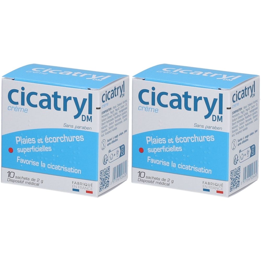 Deux boîtes de CICATRYL crème. Inscription: Plaies et écorchures superficielles, 10 sachets de 2g. Emballage bleu et blanc.