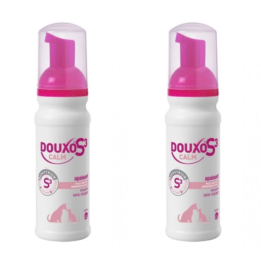 Deux flacons blancs avec bouchon rose. Inscription: Douxo S3 Calm. Logo chien et chat.