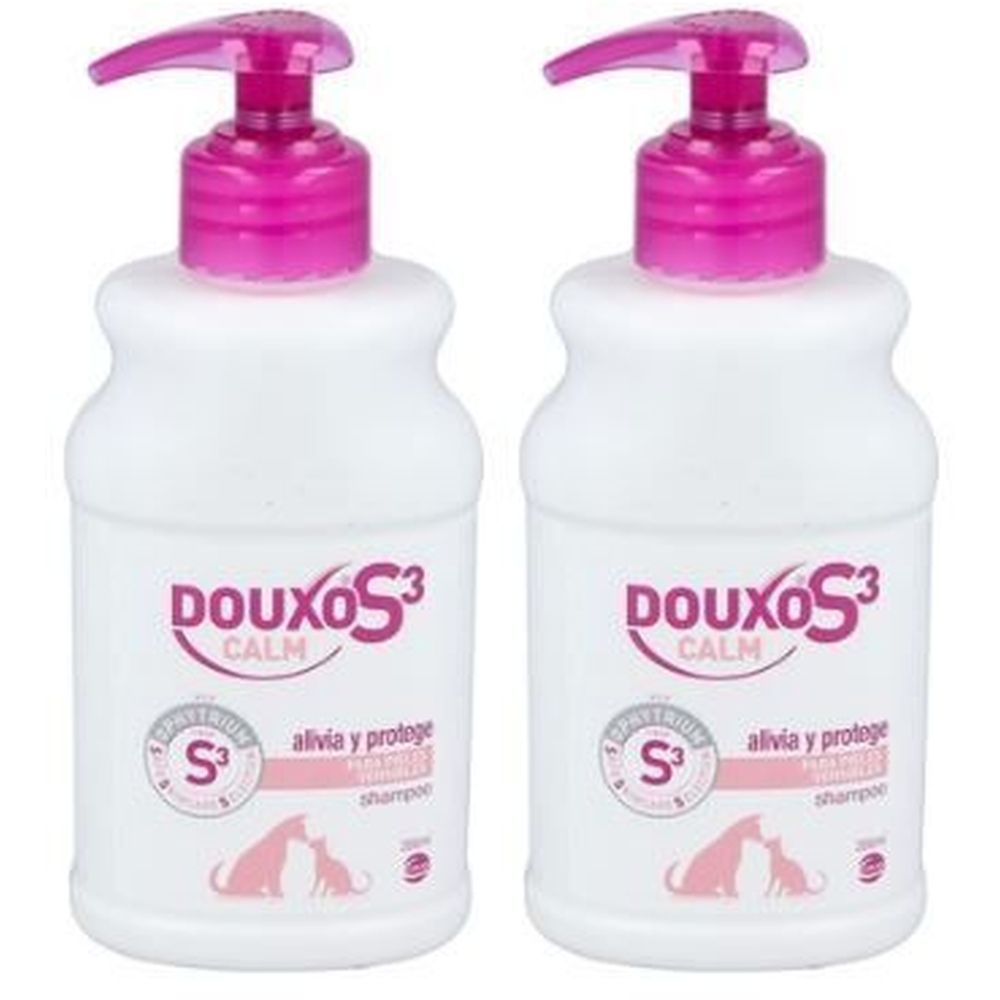 Deux flacons blancs avec pompe rose. Inscription: Douxo S3 Calm, shampooing. Illustration chien et chat.
