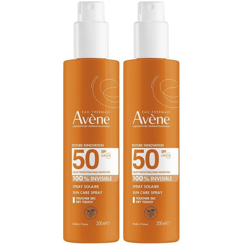 Deux sprays orange avec tête blanche. Inscription : Avène, SPF 50, 100% Invisible, Spray solaire, Toucher sec.
