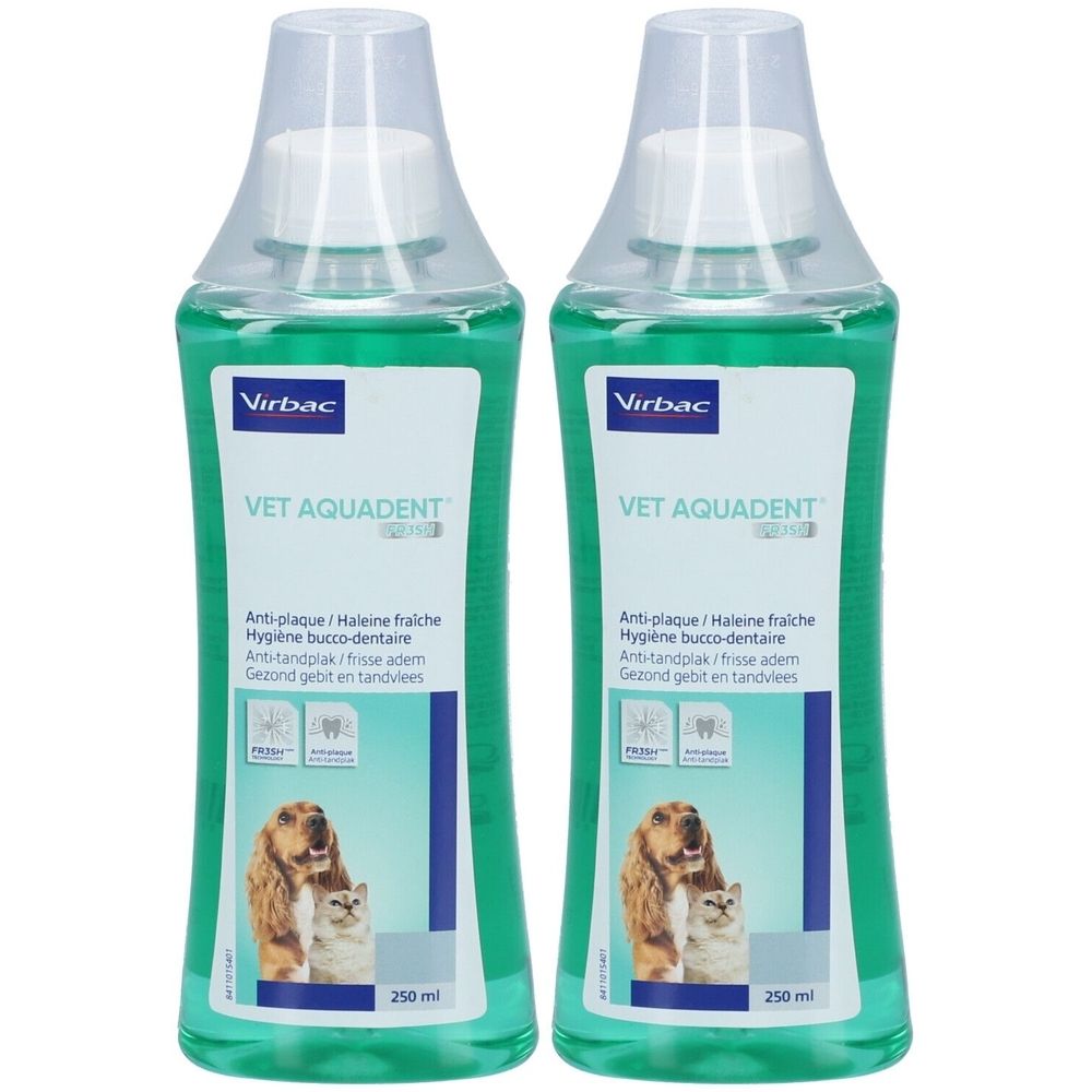 Deux flacons de Virbac Vet Aquadent. Liquide verdâtre dans des bouteilles transparentes avec bouchon blanc. Inscription : Anti-plaque, haleine fraîche.