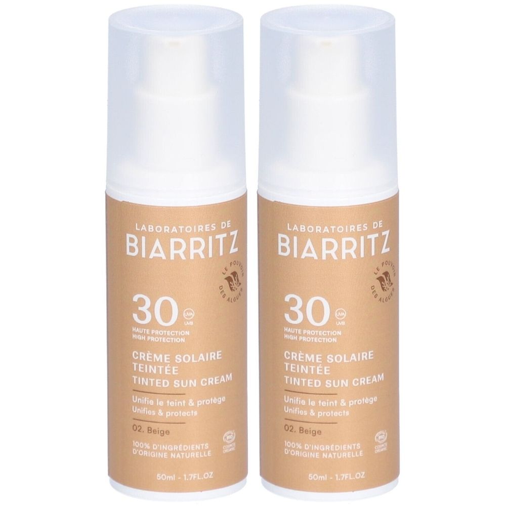 Deux flacons de crème solaire teintée. Inscription: Laboratoires de Biarritz, 30 SPF, Crème Solaire Teintée, Beige 02.