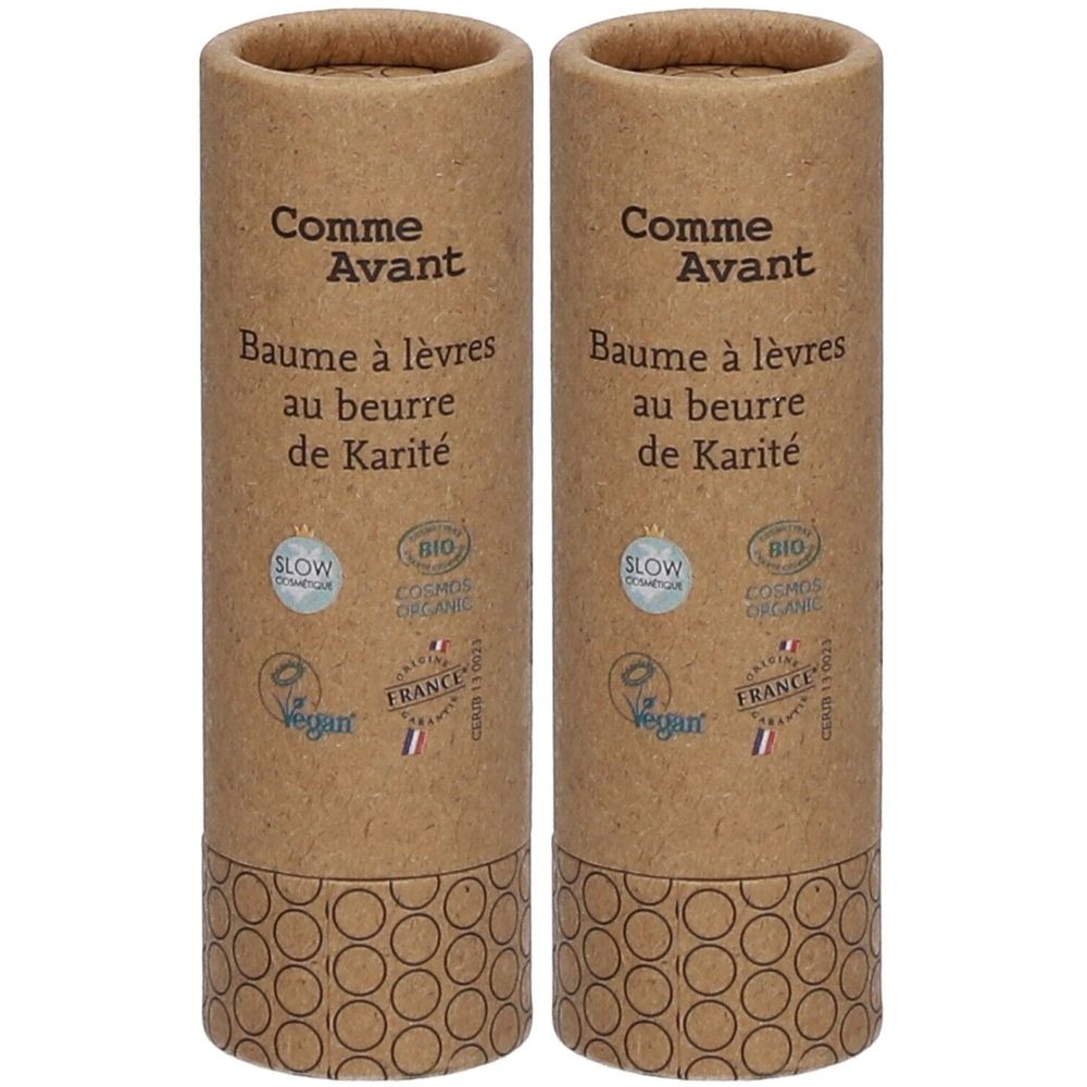 Deux tubes cylindriques avec l'inscription "Comme Avant Baume à lèvres au beurre de Karité". Avec labels bio et logo vegan.