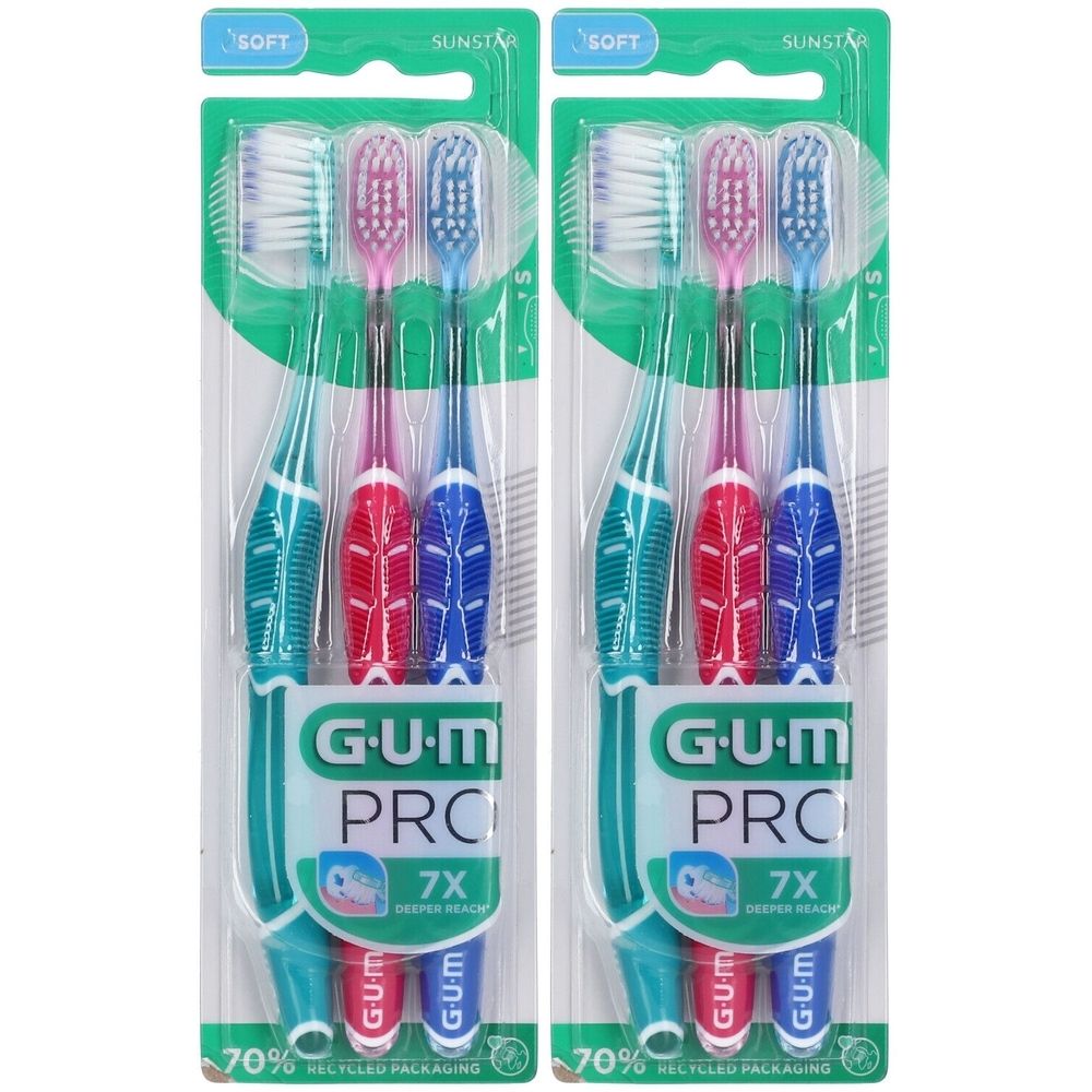 Deux paquets de brosses à dents. Chaque paquet contient trois brosses à dents de couleurs différentes. Marque GUM PRO, souple.