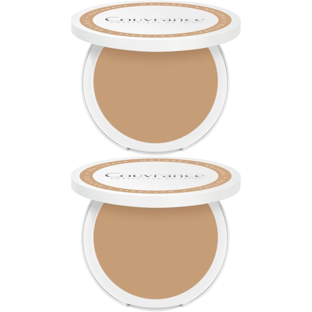 Deux fonds de teint compacts crème. Récipients ronds blancs avec couvercles. "Couvrance" est écrit sur les couvercles. Les fonds de teint sont beiges.