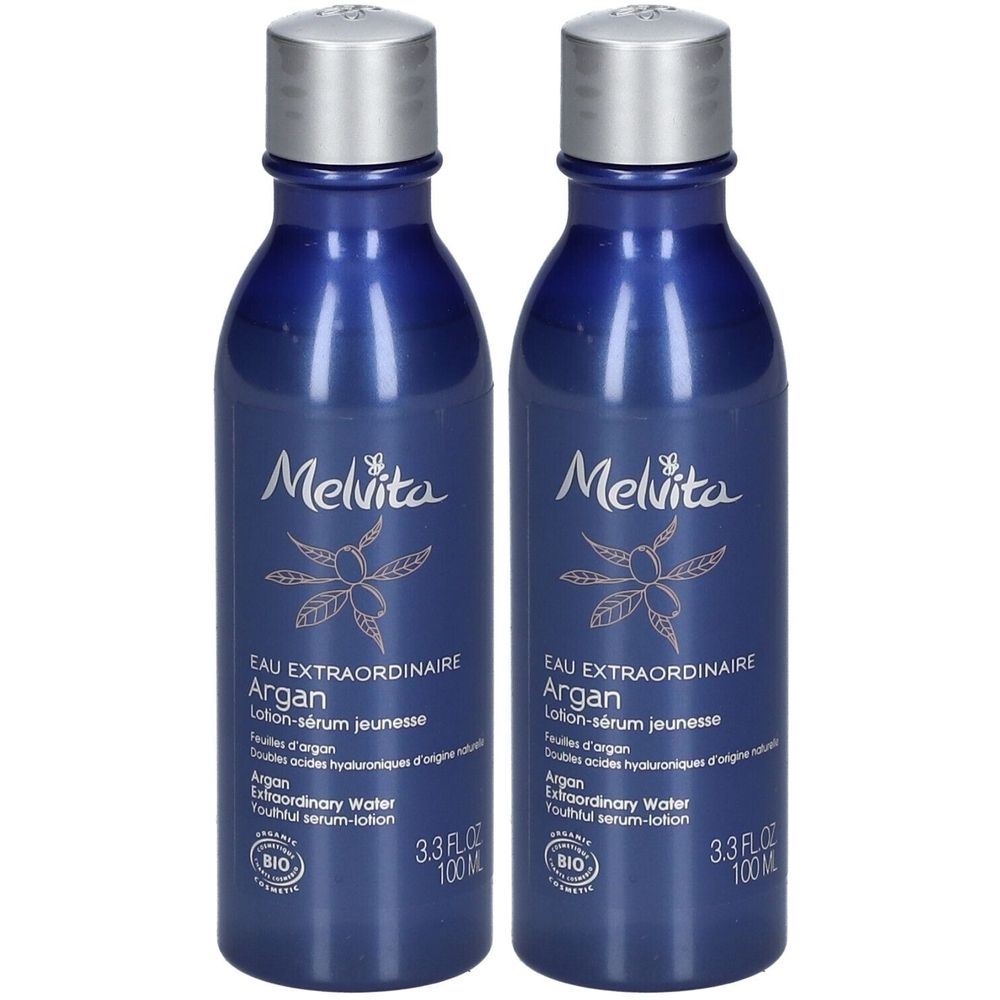 Deux flacons bleus avec bouchons argentés. Inscription: Melvita, Eau Extraordinaire Argan, Lotion-sérum jeunesse. Certification Bio.